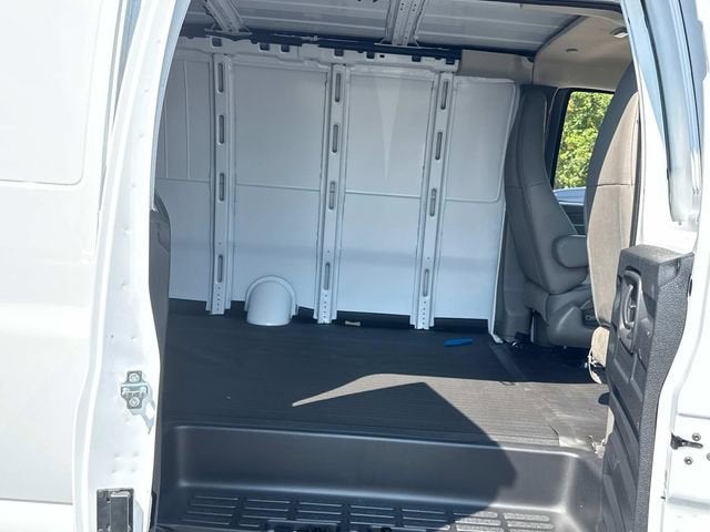 2025 Chevrolet Express Cargo 3500 WT