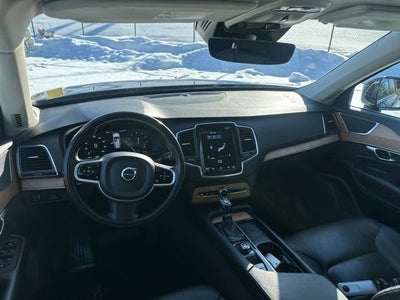 2022 Volvo XC90 T6 Momentum