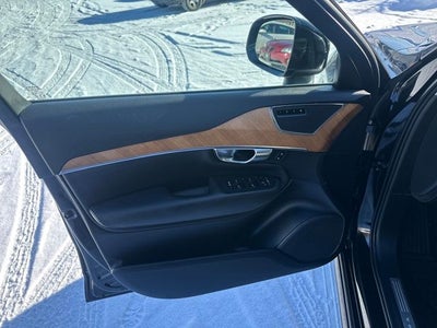 2022 Volvo XC90 T6 Momentum
