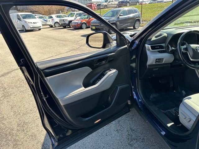 2022 Toyota Highlander LE